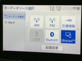 AM・FMラジオのほか、交通情報やUSB、Bluetooth、Miracastの選択肢を備えています。聴きたい音源に合わせて選べるため、通勤やお出かけなど日々の移動時間を便利に楽しめます。