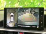 後方の映像に加えて車両周辺の様子も確認でき、駐車時の周囲確認をサポートします。目安となるラインも表示されるため、車庫入れの際に役立ちます。