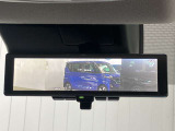 【インテリジェント ルームミラー】車両後方のカメラ映像をミラー面に映し出すので、車内の状況や、天候などに影響されずいつでもクリアな後方視界が得られます!