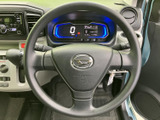 握りやすい形状で、運転姿勢を保ちながら両手を自然に添えられます。メーターや周囲の操作部も視界に入りやすく、日常の移動で落ち着いて運転に集中できる配置です。