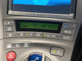 【オートエアコン】一度お好みの温度に設定すれば、車内の温度を検知し風量や温度を自動で調整。暑い&hellip;寒い&hellip;と何度もスイッチ操作をする必要はありません。快適な車内空間には必須の機能ですね♪