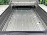 積み下ろしのしやすいデッキにはたっぷりと荷物を積み込んでいただけます。遊びから仕事まで、様々なシーンで頼れます♪