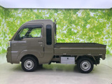 キャビンから荷台までの直線的なシルエットが印象的で、全体をすっきりと見せています。荷台の広さを感じさせる横姿は、仕事道具としての実用性も伝わります。