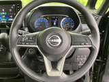 操作しやすいステアリング。握りやすく、長時間の運転でも疲れにくい設計です。快適なドライビングをサポートします。