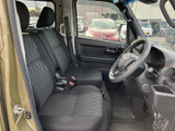 前席は運転席と助手席が並ぶ落ち着いた空間で、窓からの見通しも良好です。シートの柄が室内にほどよいアクセントを添え、ゆったり過ごせる印象です。
