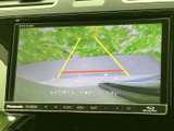 後方の映像にガイド線が重なって表示され、駐車時の距離感をつかむ目安として便利です。周囲の状況は目視でも確認しながら、駐車をサポートします。