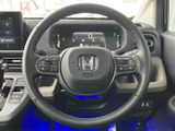 手元には複数のスイッチが配置され、運転姿勢を保ちながら各種操作を行いやすい構成です。握りやすい形状で、毎日の移動を快適にサポートします。