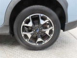車両のデザインにマッチした純正アルミホイールを装着しています。