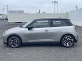 ご納車前には、MINIを熟知したメカニックによる100項目の点検・整備を行います。不具合箇所、交換時期に達している部品に関しましては、全て当社負担で交換してからのご納車となります。