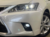 【LEDヘッドライト】悪天候や夜間走行時も良好な視界を確保し安心して運転できる高輝度LEDヘッドライトを装備!点灯速度が早く、消費電力も抑えられています。