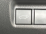 【パワーバックドア】スマートキーや運転席のボタンを押すだけでリアゲートが自動で開閉します!荷物を持っている時や、高い位置にあるバックドアを閉める際に便利な機能です♪