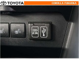 ポータブルオーディオなどの機器を接続して、車両のスピーカーで聞くことができます。