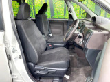 運転席まわりには十分なスペースがあり、大柄な方でもゆったり運転していただける環境です。