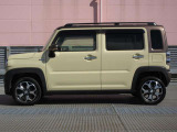 純正アルミで全体的にデザインがまとまっています。車も人も、オシャレはまずは足元からですね。