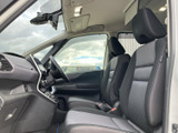 前席は視界が広く、フロントガラス越しに周囲を見渡しやすい運転席まわりです。座面と背もたれには落ち着いた色合いのシートを採用し、助手席との間にもゆとりを感じる室内です。