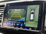 後方カメラの映像に加えて、車両周辺を上から見た表示も確認できます。画面には駐車時の目安となるガイド線が表示され、後退時の周囲確認をサポート。駐車に慣れていない方にも心強い装備です。