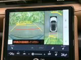 後方の映像に加え、車両周辺を上から見た表示も確認できます。ガイド線も表示されるため、駐車時に周囲との距離感を把握しやすく、切り返しの目安として役立ちます。