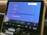 ラジオやテレビ、Bluetoothなどの選択項目が画面にまとまり、音源を確認しやすい構成です。空調表示も同じ画面内で見られ、日常の操作時に情報を把握しやすく便利にお使いいただけます。
