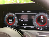 速度やシフト位置、走行距離など、運転時に確認したい情報がメーター内に集約されています。中央の表示領域にも案内が出るため、必要な情報を視線移動を抑えて把握しやすい構成です。