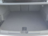 トランクルームの床がフラットな設計になっているため荷物の出し入れがしやすく、積載効率も向上しています。トランク内には、ネットや収納ボックスが配置されているモデルもあり、小物の整理に便利です。