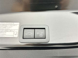 電動式バックドアです。 荷物を持ったままでもボタン一つで自動的に開け閉めできるので便利ですよ。 挟み込み防止機能も付いていますのでお子様の手や荷物を挟み込むのを防いでくれますよ。