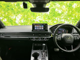 運転席まわりは視界が広く、メーターやセンターディスプレイを確認しやすい配置です。ステアリングやシートに囲まれた運転姿勢も自然で、乗り込むと落ち着いた空間が広がります。