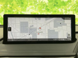 画面に周辺の道路や目印が表示され、現在地を確認しながら目的地までの移動をサポートします。見やすい位置に配置されているため、運転中も視線を移しやすく、道案内に活用できます。