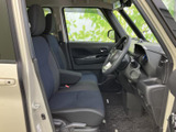 前席は視界が広く、運転席から周囲の様子を確認しやすい空間です。シートには身体を預けやすい形状が見られ、落ち着いた色合いの内装とともに、毎日の移動を快適に過ごせる雰囲気です。