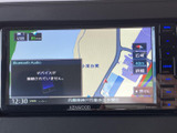 ナビ画面に地図が表示され、周辺の道路や施設を確認できます。目的地までのルート確認に役立ち、見やすい画面で行き先を把握しながらお出かけをサポートします。