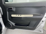 運転席・助手席の窓の開閉に便利なパワーウインドウ付きです!