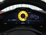 イエロー・レブ・カウンターを採用し、タコメーターがインテリアのRosso Ferrariと鮮やかなコントラストを描きます。
