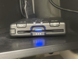 ボタンとスロットを備えた機器が手元で扱いやすい位置に設置されています。機器の用途や対応機能については、実車とあわせてスタッフまでお気軽にお尋ねください。