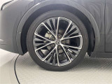 機敏さを引き立てる純正アルミ 195/50 R19 装着!