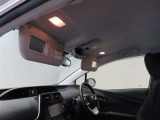 運転席、助手席にもバニティーミラーが付いて、身だしなみチェックも出来ますね♪