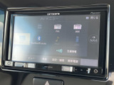 FM・AMのほかBluetooth AudioやUSBなどの選択項目が画面に並び、使いたい音源を見つけやすい構成です。表示を確認しながら選べるので、普段の移動中も好みに合わせて音楽を楽しめます。
