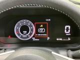 速度やシフト位置、燃料残量などの情報が一か所にまとまり、運転中も必要な表示を確認しやすい配置です。表示が見やすく、毎日の運転をサポートします。