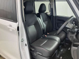 【運転席・助手席転席】運転席の足もともゆったりで長距離ドライブでも快適に★