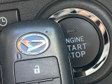 【キーフリーシステム】カバンやポケットに入れたままでもドアの施錠・解錠が可能なスマートキーを装備。エンジンのオン・オフ時もカギを取り出す必要が無いからとっても便利です♪