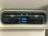 各種ボタンとカード挿入口がまとまり、必要な機器の操作やカードの出し入れを行いやすい配置です。ランプ表示も備わり、使用状況を確認しやすいため、日常の移動を支える装備として活用できます。