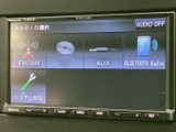 FM・AMやCD、AUX、Bluetooth Audioなど、音源を選択できる画面です。聴きたい音楽やラジオに合わせて切り替えられ、日々の移動時間をお好みの音で楽しめます。