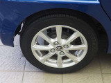 トヨタ純正アルミホイール。タイヤサイズは、155/65R14