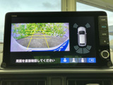 画面には車両後方の映像とガイド線が表示され、周囲の状況を確認しながら駐車をサポートします。画面表示を活用して、駐車時の安全確認にお役立ていただけます。