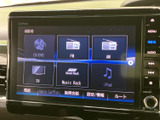 画面にはCD・DVDやFM、AM、TVなどの選択項目が並び、好みに合わせて音源を選べます。複数のメディアに対応した構成で、通勤やお出かけの時間を自分らしく過ごせます。