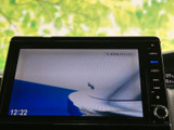 テレビ映像を表示でき、停車中の休憩時間にも番組を楽しめます。画面が大きく内容を確認しやすいため、お出かけ先でひと息つきたいときにも便利な装備です。