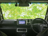運転席まわりは視界が広く、前方や左右の様子を確認しやすいレイアウトです。シンプルにまとまった室内で、乗り降りもしやすく、毎日の運転に落ち着いて向き合えます。