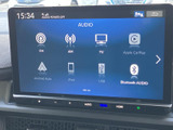 FM・AMをはじめ、テレビやスマートフォン連携など複数の音源を選べる画面です。利用したい項目を表示から選びやすく、普段の移動時間をより便利に活用できます。