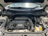 ミニクロスオーバー クーパーSのエンジンルームの状態です。車両の心臓部も分かりやすく掲載しています。