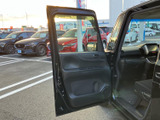 ドアを開けると運転席まわりまで見渡しやすく、乗り込む際の空間の広がりを感じられます。内側には収納スペースもあり、日常の小物を置く場所として活用できます。