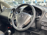 運転席まわりはメーターや各操作部が手の届く範囲にまとまり、運転中も視線を大きく動かさず確認しやすい配置です。前方の見通しも確保され、毎日の運転を始めやすい空間です。