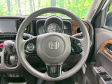 インテリアに合わせたデザインのステアリングは、運転される方のことも考え、運転しやすい形状、大きさです。是非一度、実際に触ってお確かめください。